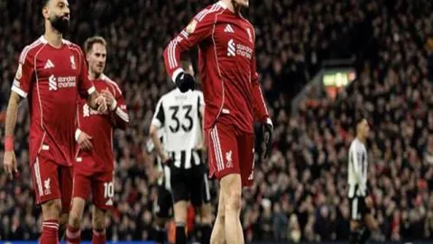 国足主场迎战澳大利亚，28800元VIP包厢一小时内抢购一空，购票热潮席卷！