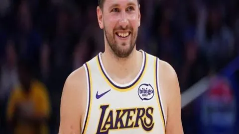 朱婷穿定制服装展超模气质，自评“冷静的苗条美女”